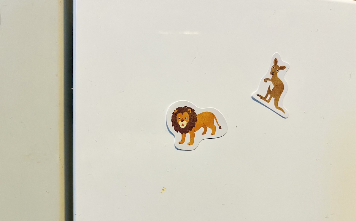 テレビボードのシールを剥がして掃除してみた!