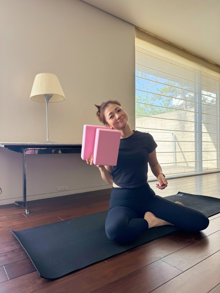 ブロックを持って微笑む浅野さんの写真