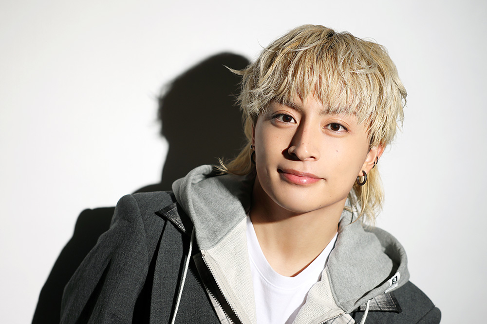 微笑んでいる白濱亜嵐さん