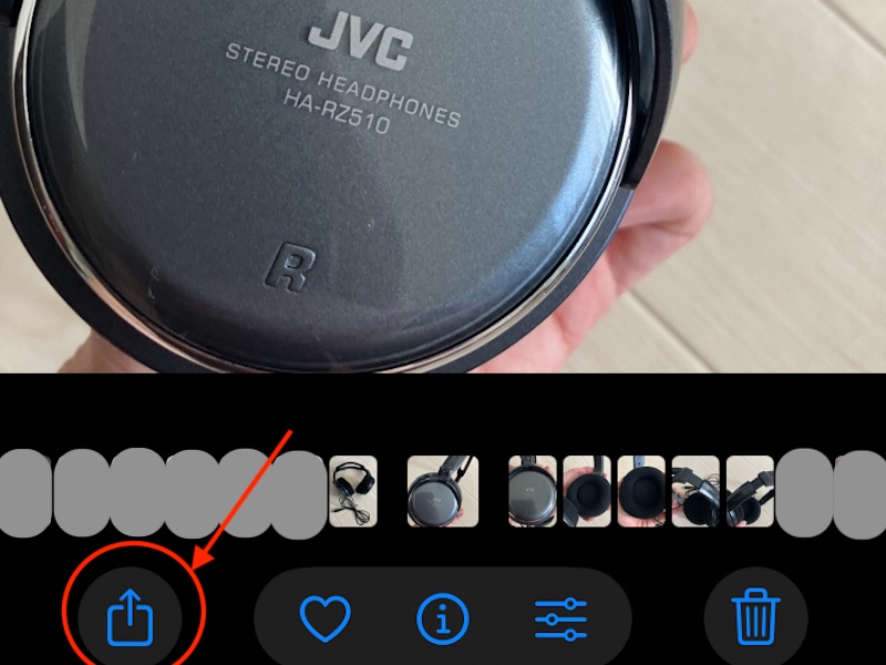 写真アプリ画面左下の共有ボタンをタップする工程