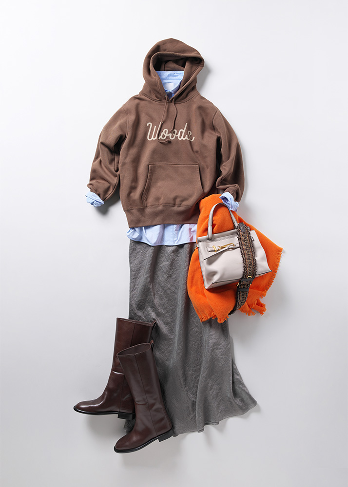 茶色パーカ×サックスブルーシャツ×茶色サテンスカート