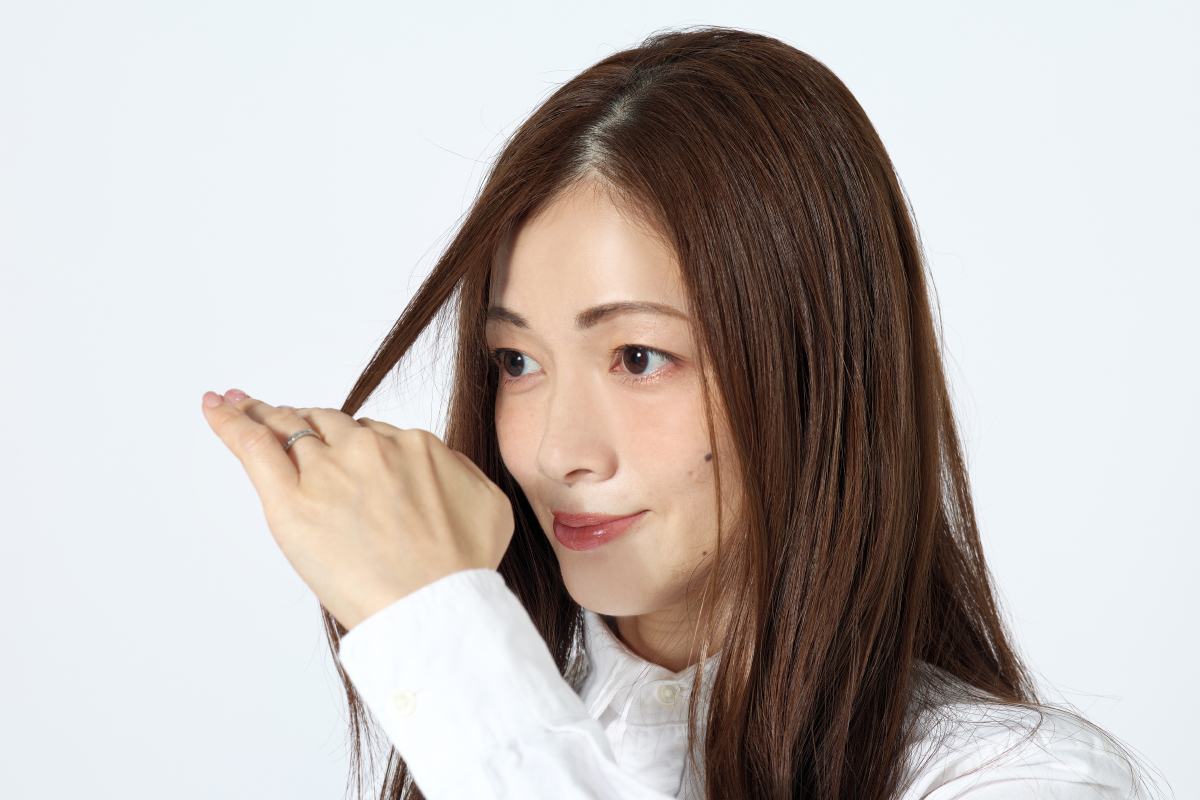 顔まわりの髪を分けとる工程写真