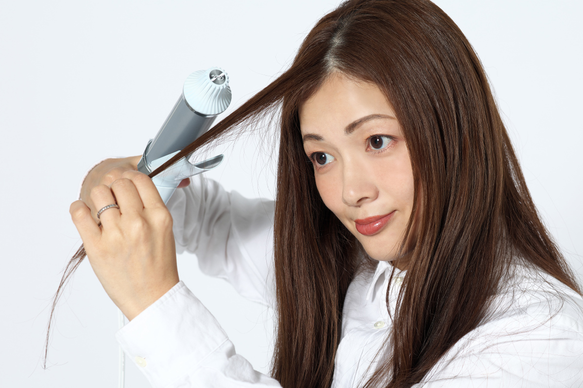 コテで髪を挟む工程写真