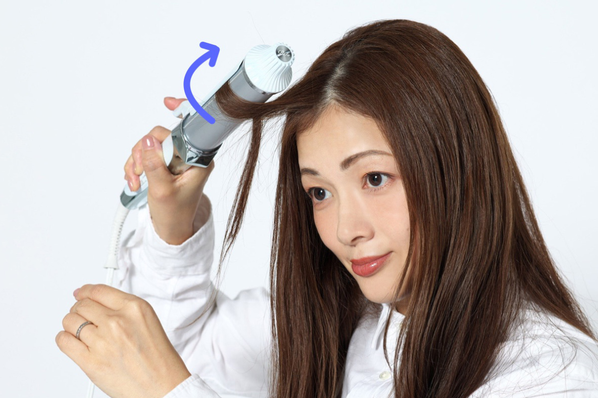 コテで髪をカールさせる工程写真