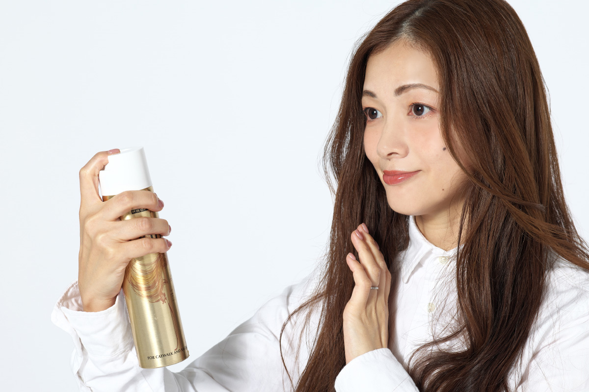 ヘアスプレーをかける工程写真