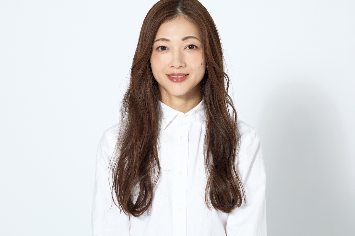 ドマーニ読者モデル 浅野里絵さん ヘアアレンジ後のバストアップ写真