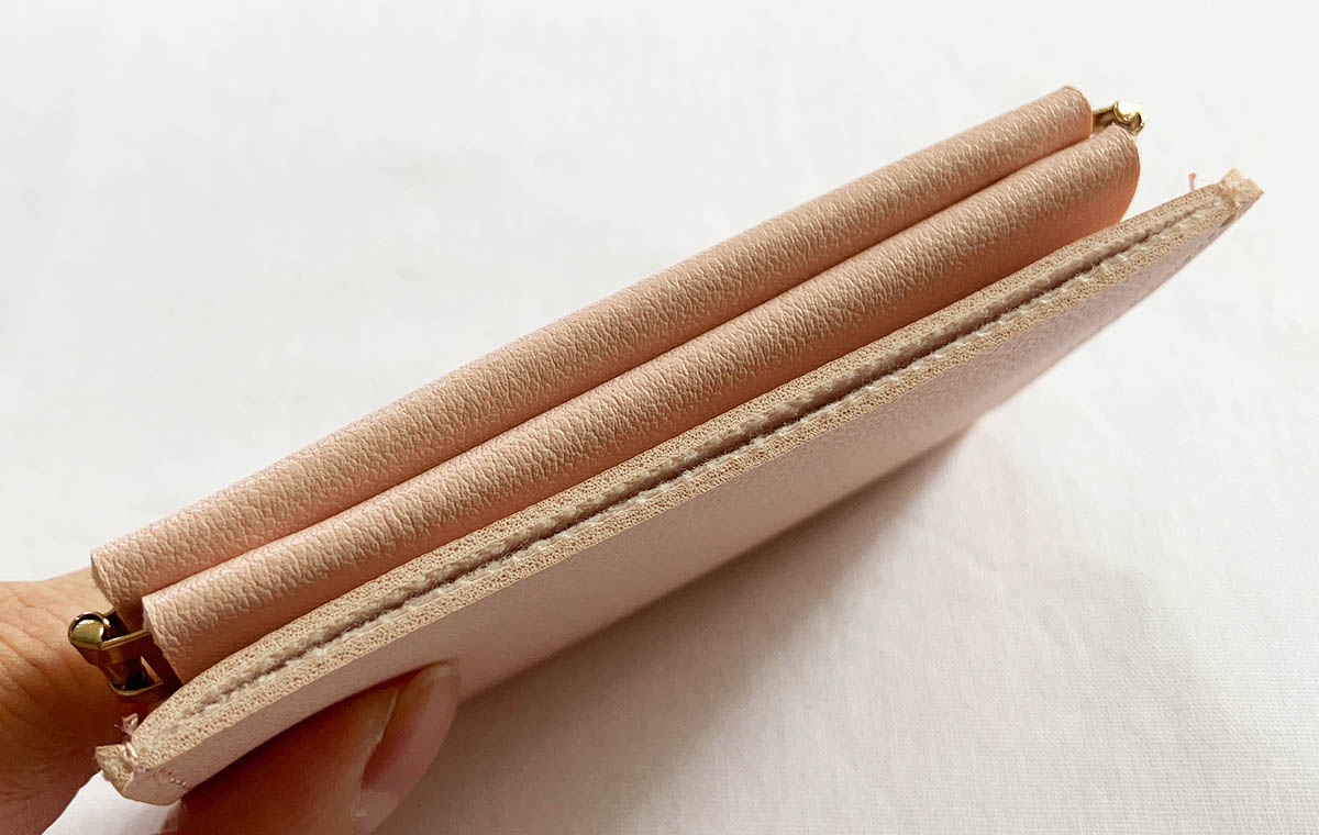 ダイソーの「バネロカードケース」