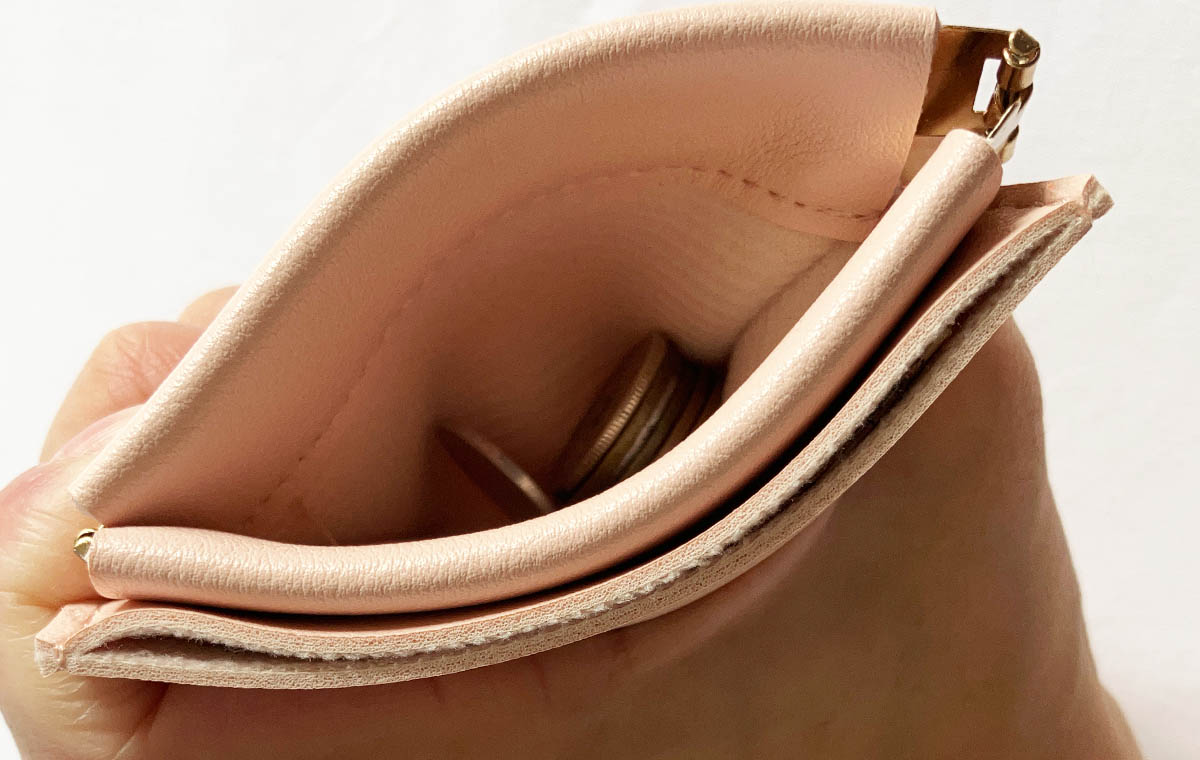 ダイソーの「バネロカードケース」