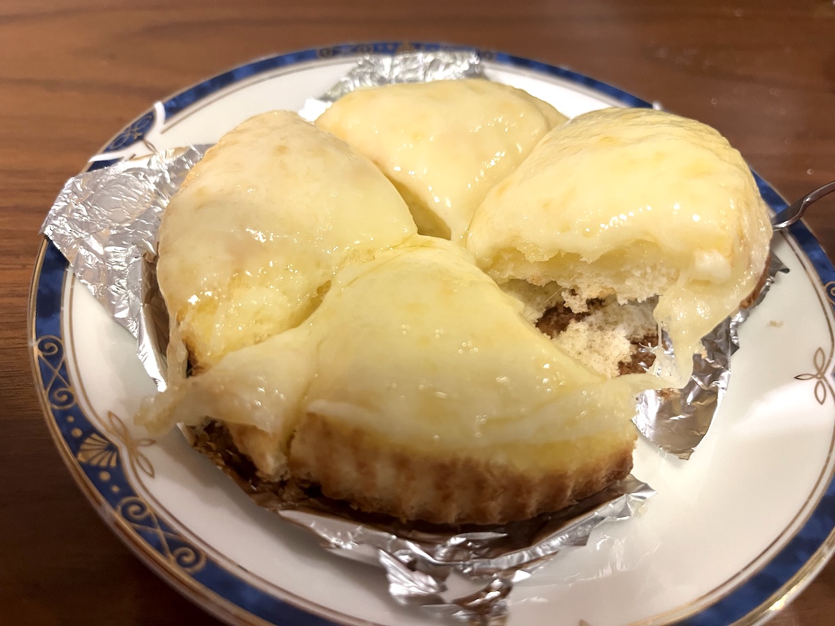 切り分けるとさらにチーズがのびーる!