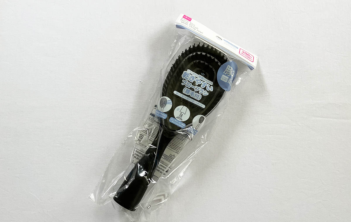 ダイソーの「乾きやすいブローブラシ(豚毛付)」