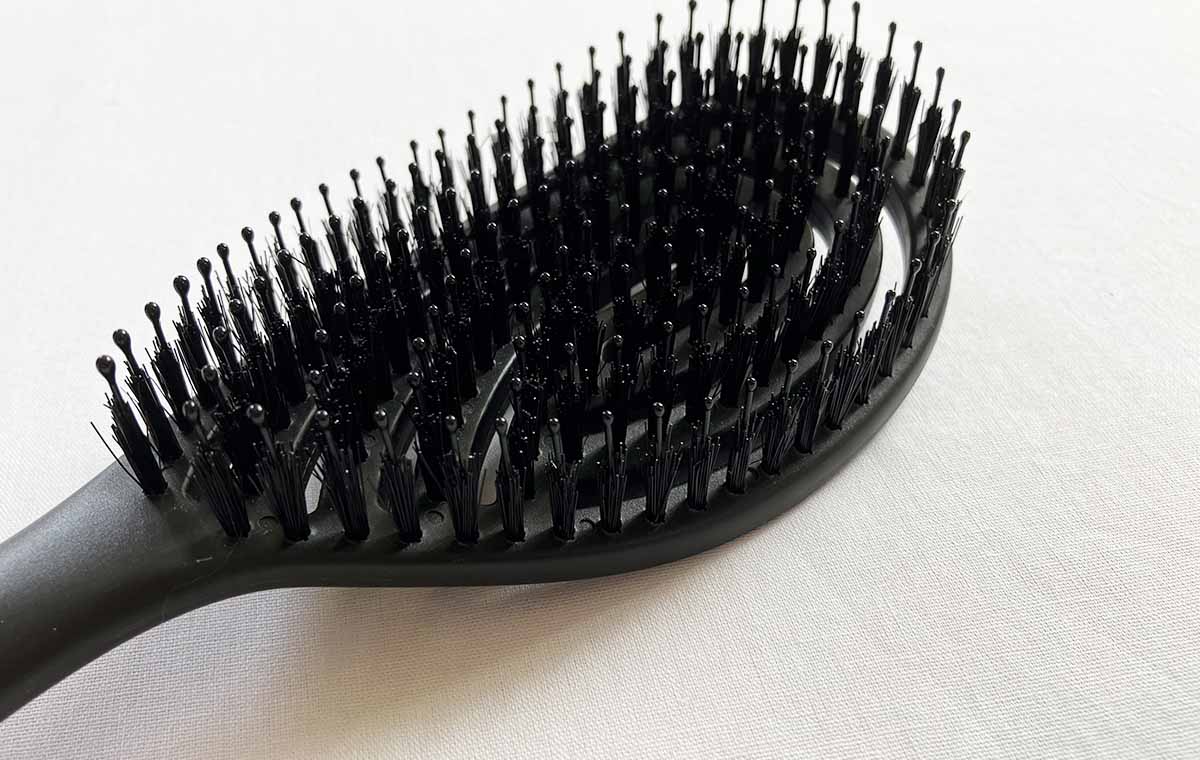 ダイソーの「乾きやすいブローブラシ(豚毛付)」