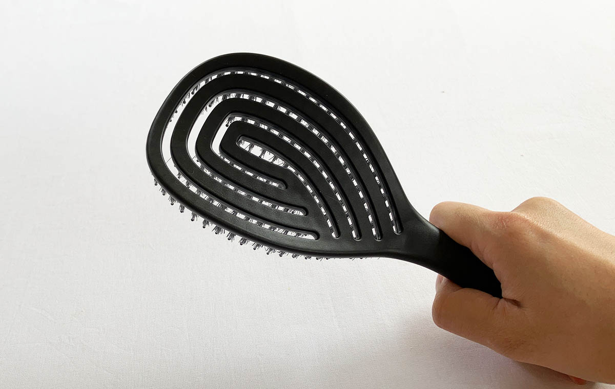 ダイソーの「乾きやすいブローブラシ(豚毛付)」