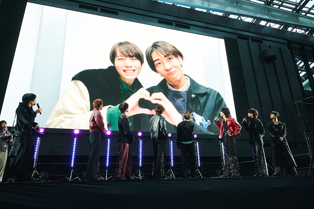 メンバーの写真を見ているげんじぶ