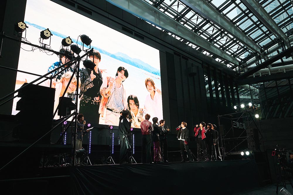 モニターを見ているげんじぶメンバー