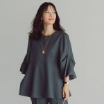 フレアブラウスと細身パンツのセットアップ