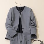 グレーのノーカラージャケット×パンツ