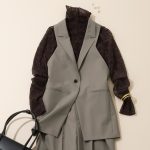 ベージュのジレセットアップ