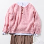 ピンクニット×ベージュワイドパンツ