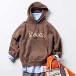 ブラウンパーカー×ブルーシャツ×サテンスカート