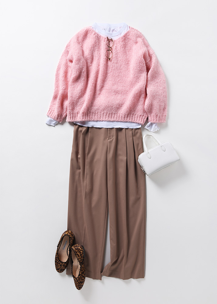 ピンクニット×ベージュワイドパンツ