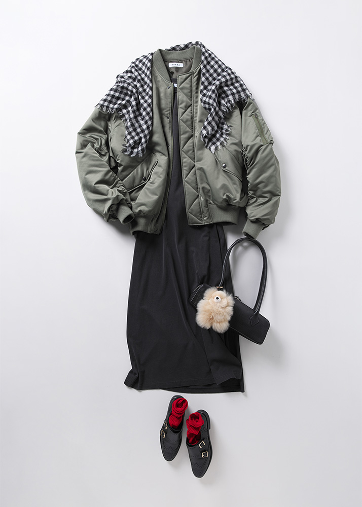 黒Tシャツワンピース×カーキブルゾン