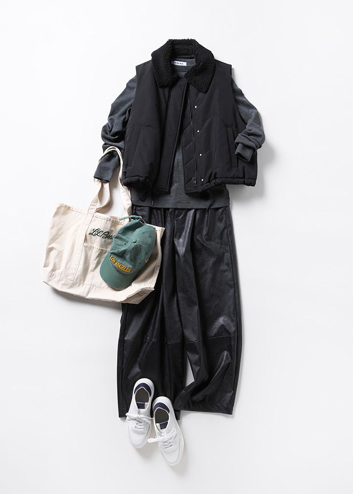 レザーワイドパンツ×グレーニット×黒ダウンベスト