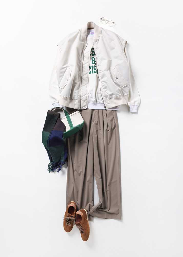 カーキワイドパンツ×白ロゴスウェット×白ベスト