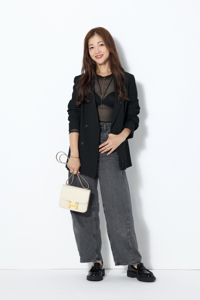 黒ジャケット×黒シアートップス×バレルデニムパンツ