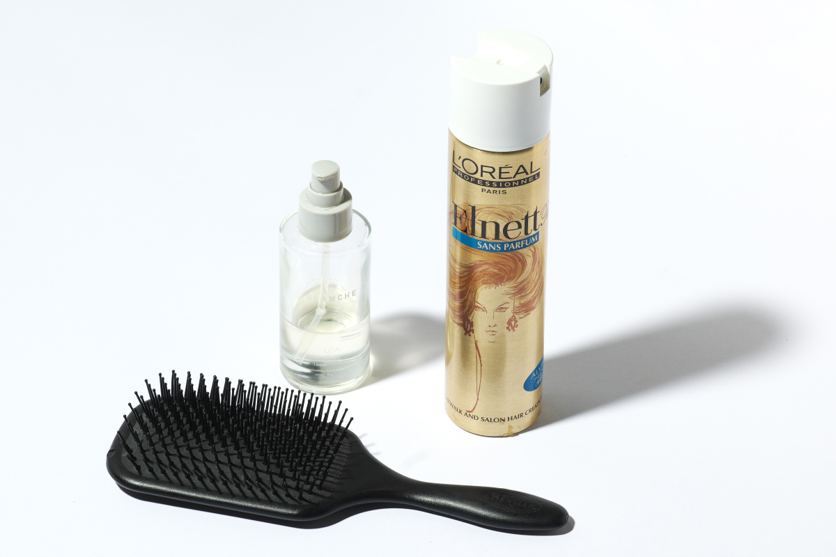 ヘアオイル、ヘアスプレー、ヘアブラシの写真