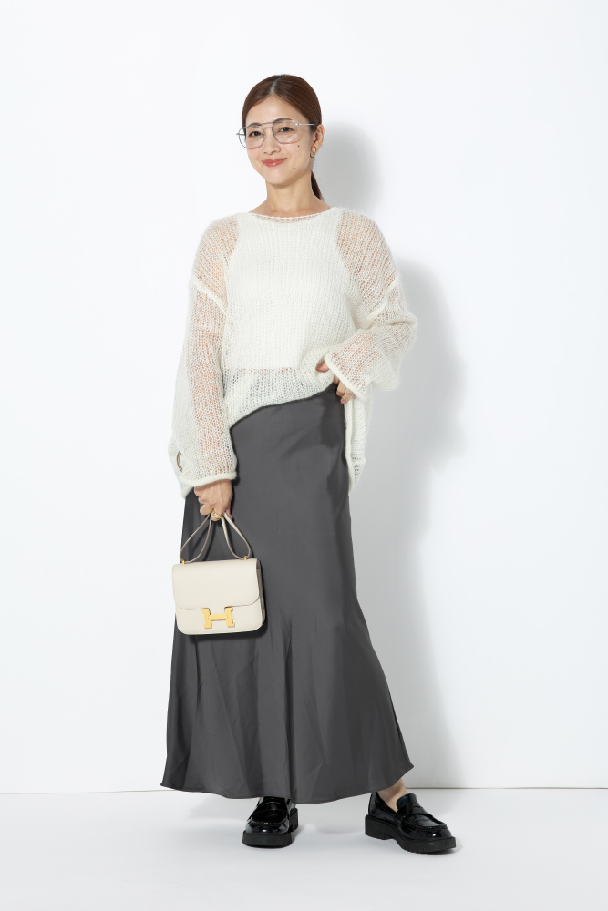 白シアーニット×グレーサテンスカート