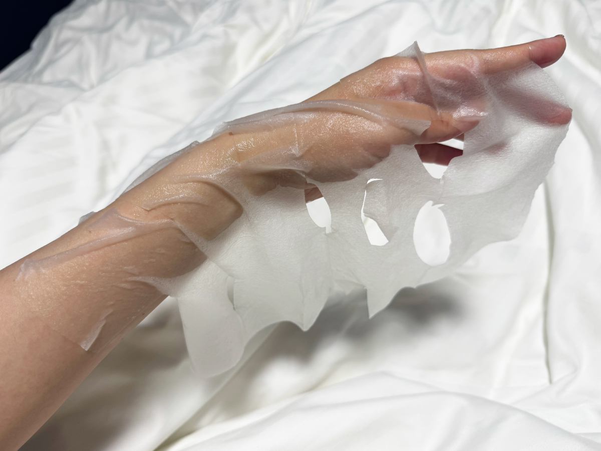 シートマスクを手に乗せている写真