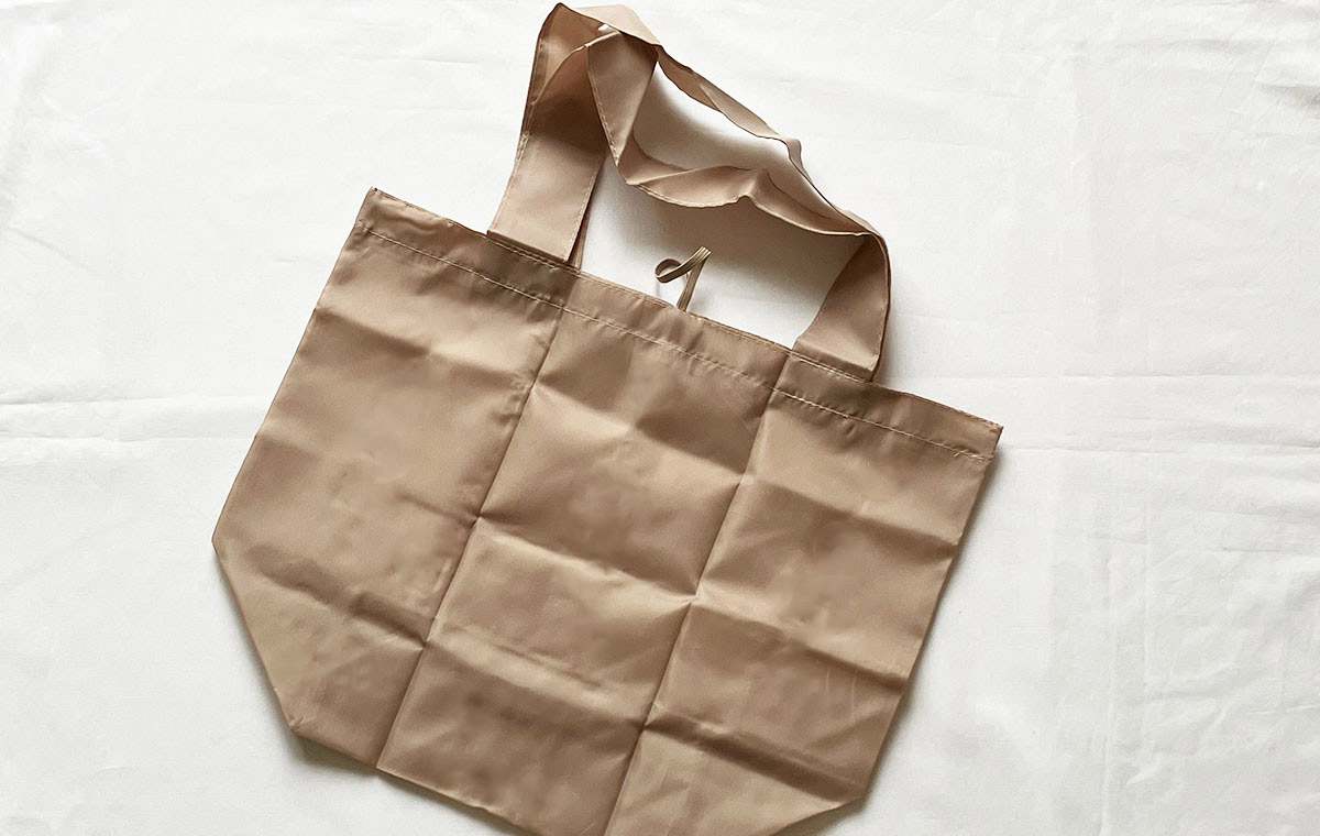 ベージュのエコバッグ