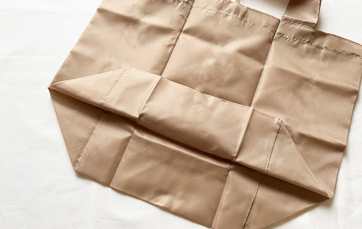 ベージュのエコバッグの底面