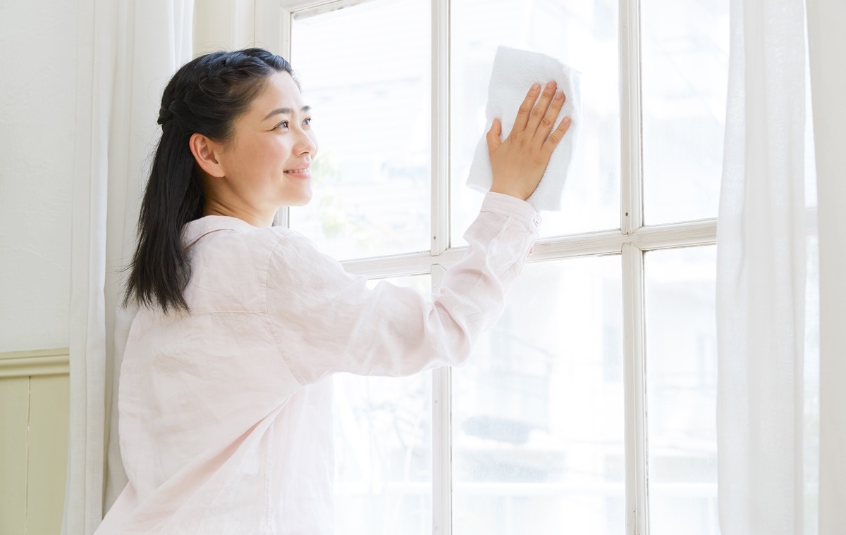 内窓を拭く女性