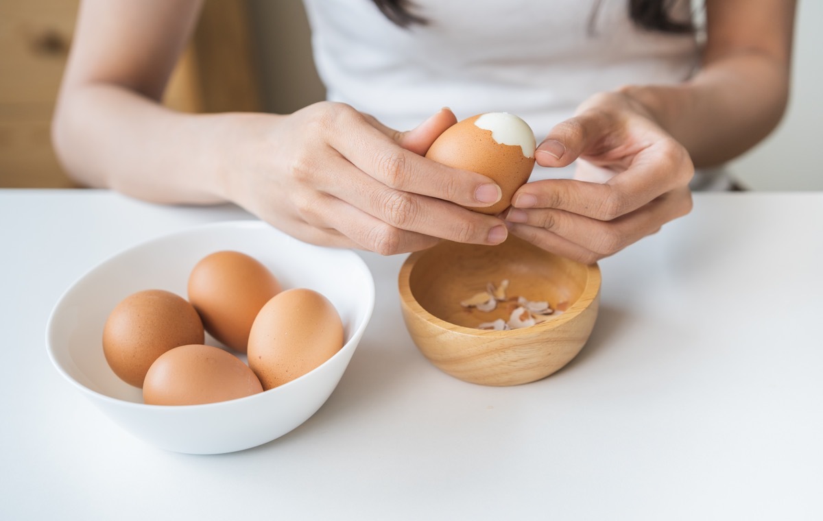 ゆで卵をむく手元