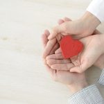 ハートを持つ男女の手