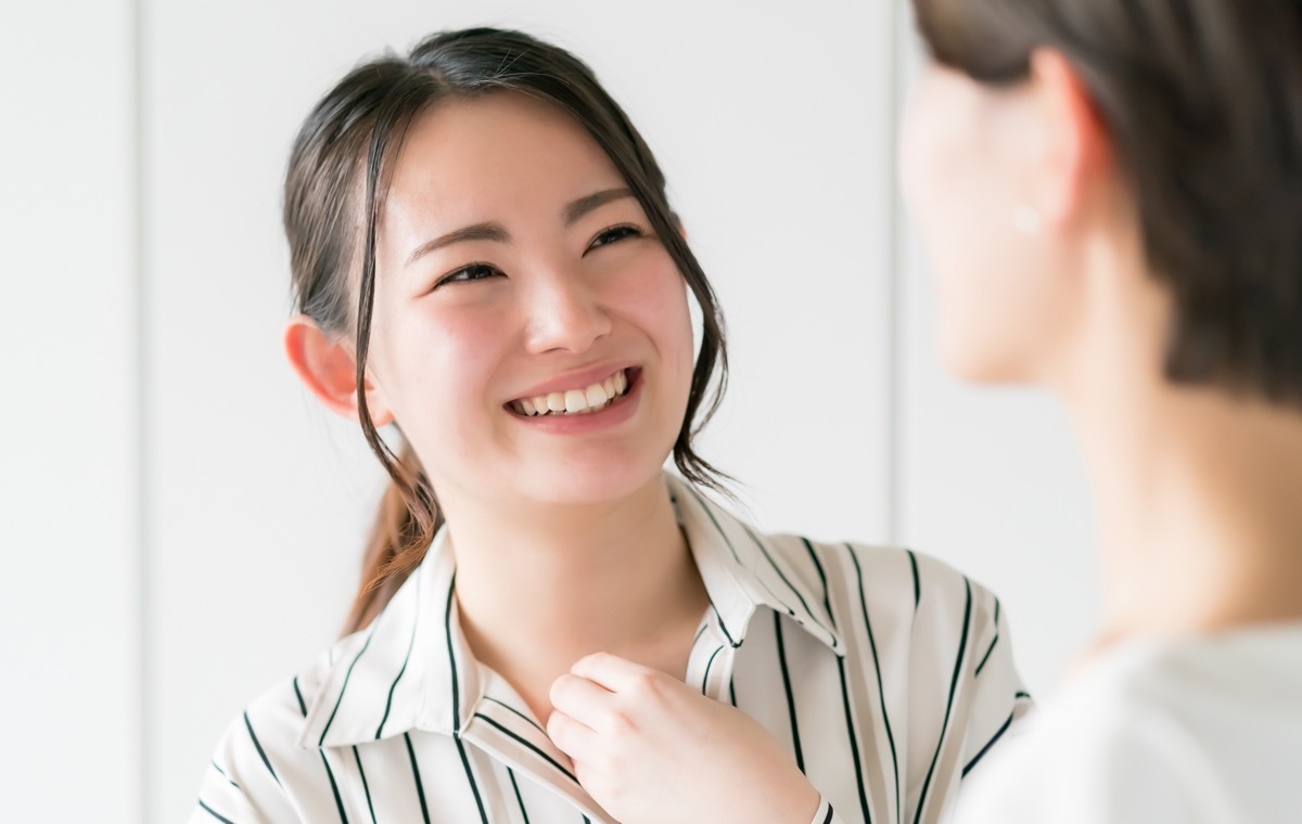 笑顔で話す女性