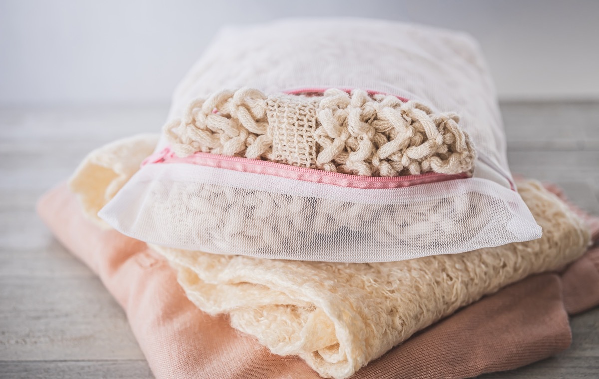 洗濯ネットに入ったセーター