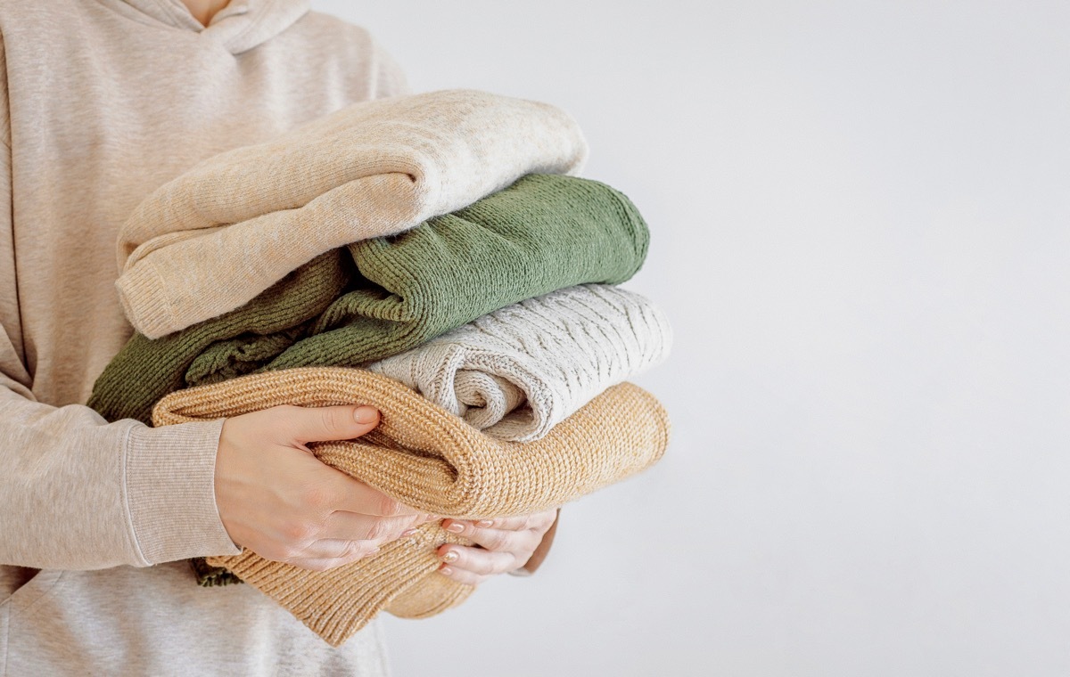 セーターをもつ女性