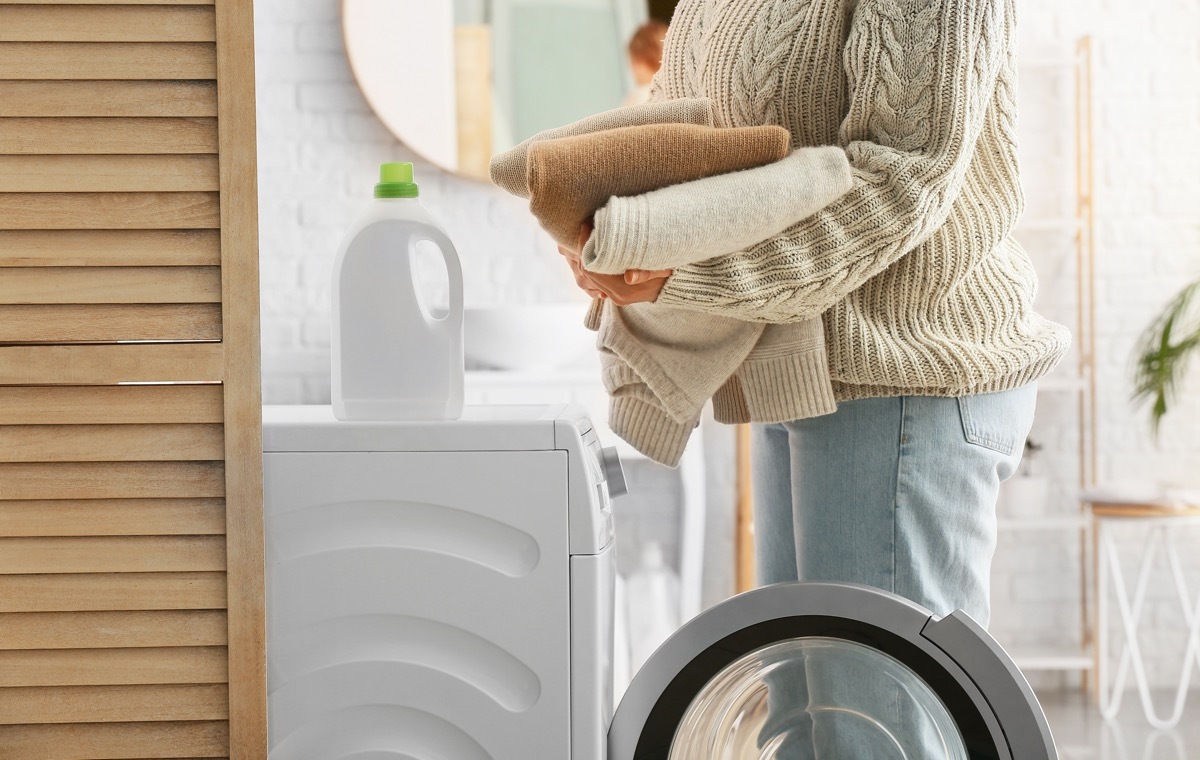 セーターを洗濯する女性