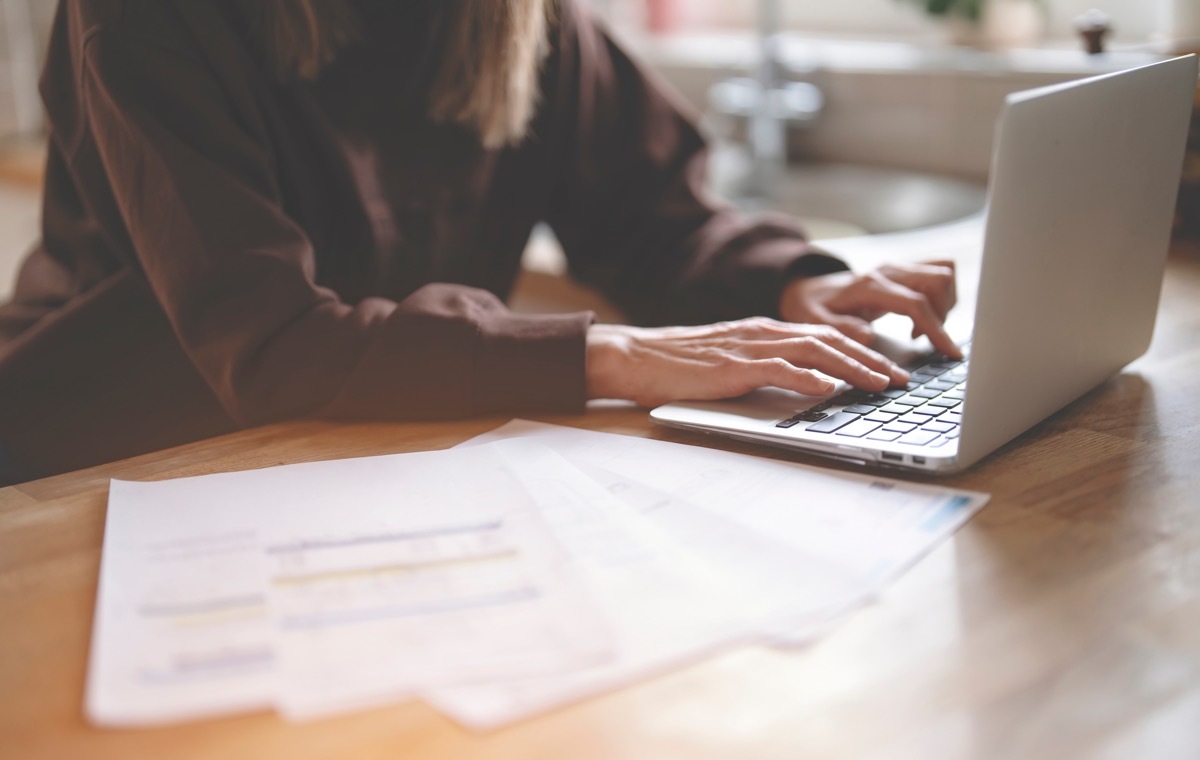 企画書を作成する女性