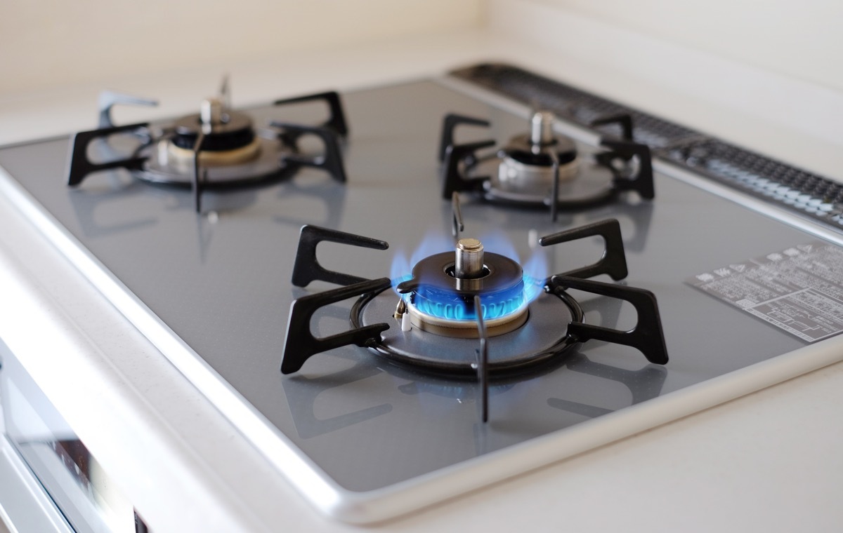 火が付いてるガスレンジ