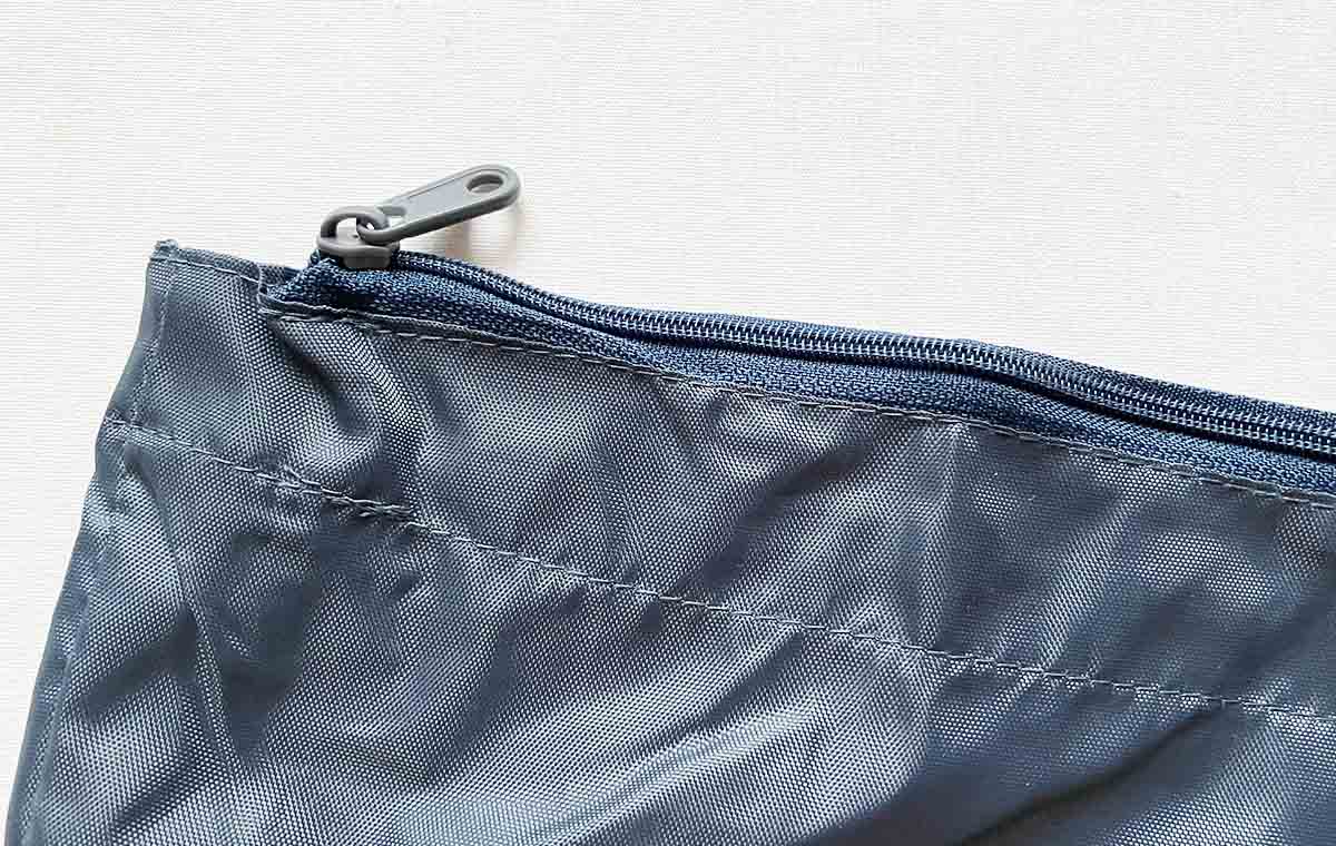 セリアの「SHOPPING BAG WITH FASTENER」