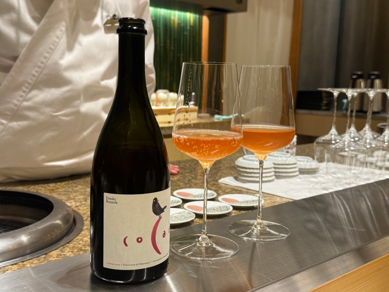 ワインボトルと2つのグラス