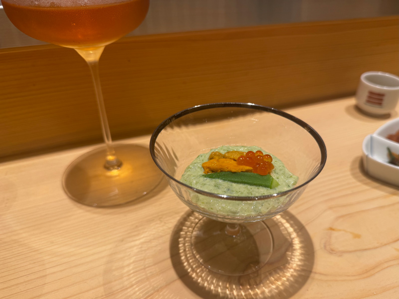 オクラと豆乳のすり流しの上にいくらとウニが乗った一皿