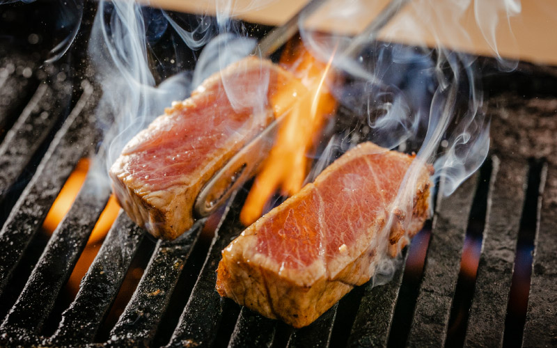 魚を炙っている写真