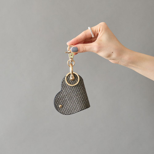 ハート型 チェック柄 スマートキーリングを持っている状態