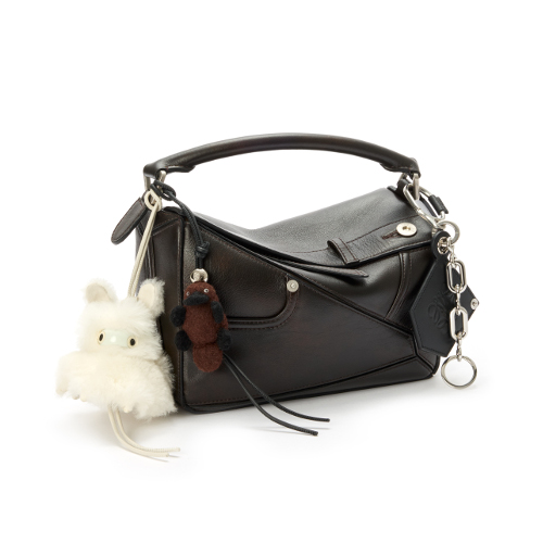 チャームを付けたバッグ