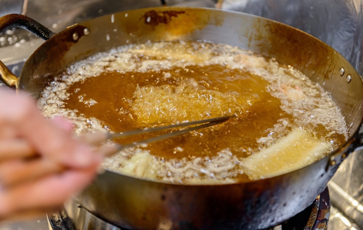 天ぷらを揚げている最中の写真