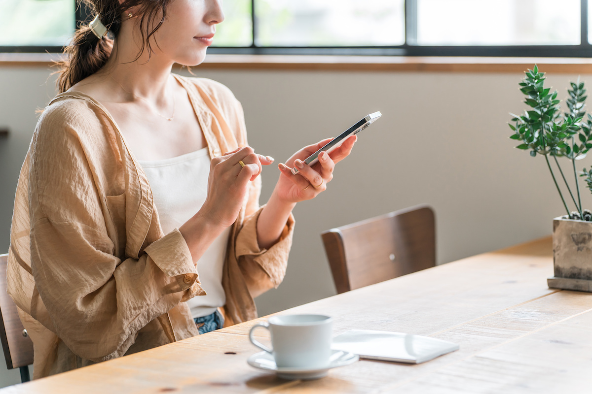 スマホを操作している女性